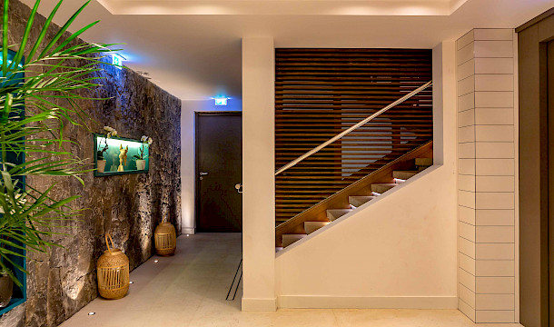 Stilvolle Treppe zum Spa