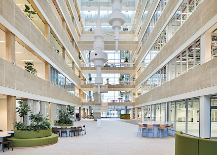 Ein offener Arbeitsbereich mit klar gegliederten Zonen, transparenten Begrenzungen und variierbaren Arbeitsplatzmodule