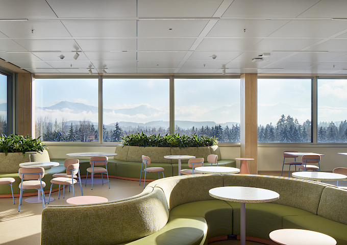 Offene Lobby mit markanter Deckenstruktur und zonierter Möblierung